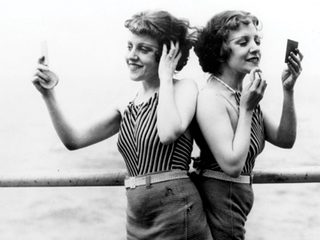 Illustration for article titled The conjoined twins who were more famous than movie stars in the 1920s